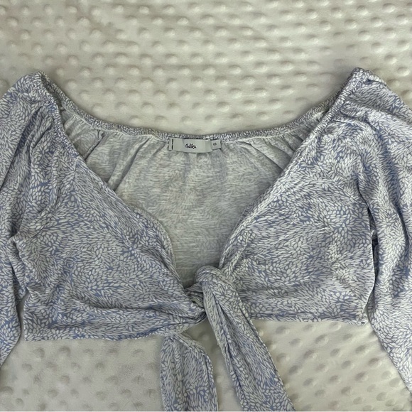 Adika Tie Front Blue and White Pattern Crop Blouse
Size Small - Picture 3 of 4